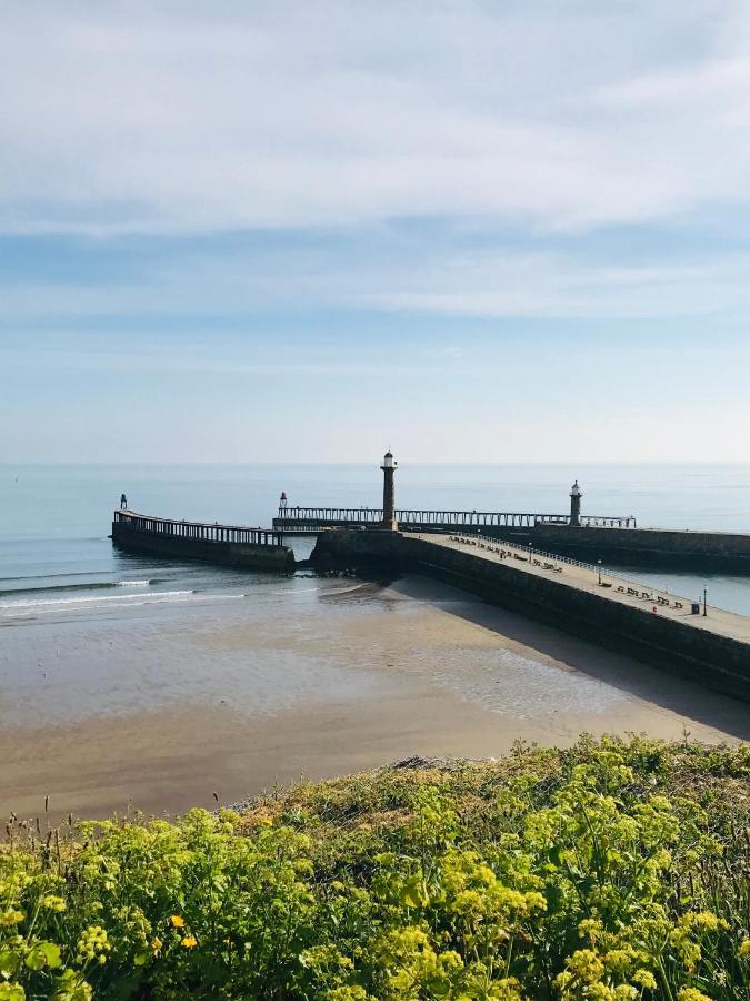 Low Tide Whitby Buitenkant foto